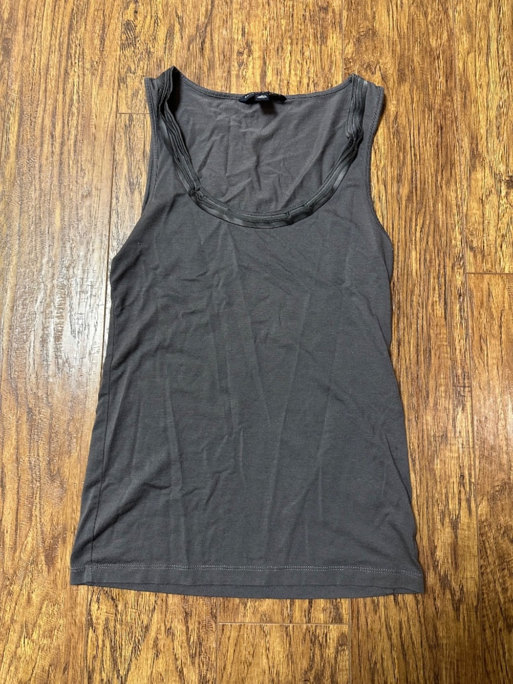 Banana Republic Women's Charcoal Grey Tank Top Silk Neckline Size Small